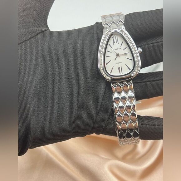 Elegant Teardrop Silver Quartz Watch - Picture 5 of 7
